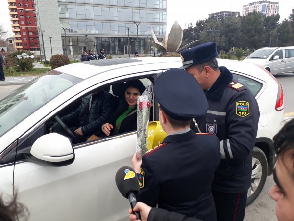 Sumqayıtda yol polisi xanımlara hədiyyələr verdi -FOTOLAR Sumqayıtda yol polisi xanımlara hədiyyələr verdi -FOTOLAR