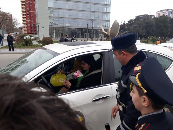 Sumqayıtda yol polisi xanımlara hədiyyələr verdi -FOTOLAR Sumqayıtda yol polisi xanımlara hədiyyələr verdi -FOTOLAR