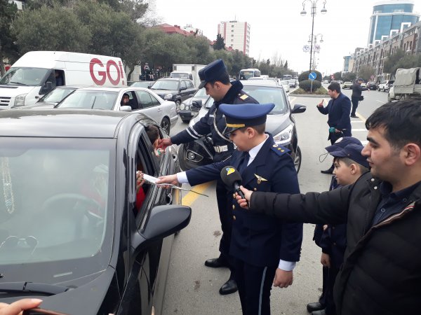 Sumqayıtda yol polisi xanımlara hədiyyələr verdi -FOTOLAR Sumqayıtda yol polisi xanımlara hədiyyələr verdi -FOTOLAR