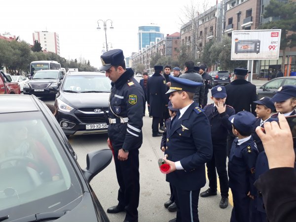 Sumqayıtda yol polisi xanımlara hədiyyələr verdi -FOTOLAR Sumqayıtda yol polisi xanımlara hədiyyələr verdi -FOTOLAR