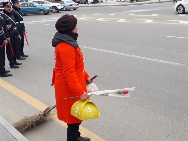 Sumqayıtda yol polisi xanımlara hədiyyələr verdi -FOTOLAR Sumqayıtda yol polisi xanımlara hədiyyələr verdi -FOTOLAR