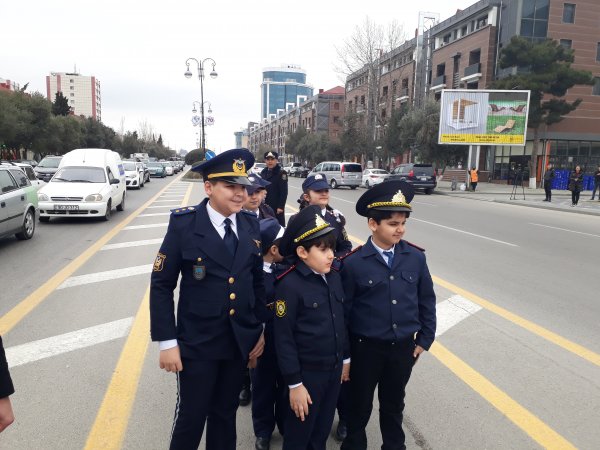 Sumqayıtda yol polisi xanımlara hədiyyələr verdi -FOTOLAR Sumqayıtda yol polisi xanımlara hədiyyələr verdi -FOTOLAR