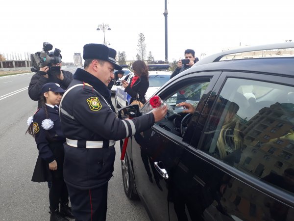 Sumqayıtda yol polisi xanımlara hədiyyələr verdi -FOTOLAR Sumqayıtda yol polisi xanımlara hədiyyələr verdi -FOTOLAR