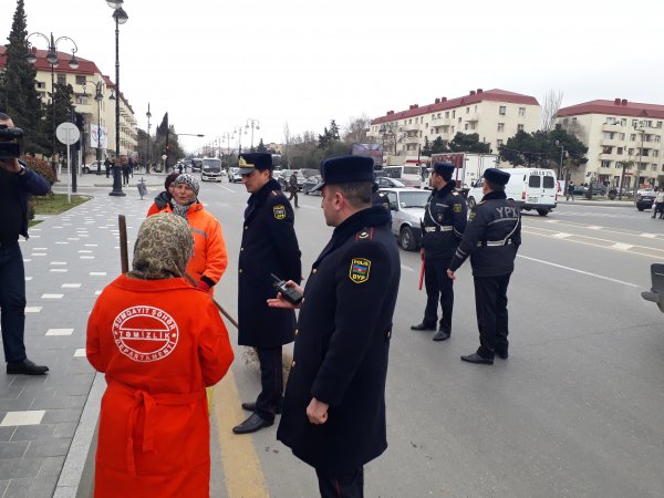 Sumqayıtda yol polisi xanımlara hədiyyələr verdi -FOTOLAR Sumqayıtda yol polisi xanımlara hədiyyələr verdi -FOTOLAR