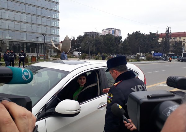 Sumqayıtda yol polisi xanımlara hədiyyələr verdi -FOTOLAR Sumqayıtda yol polisi xanımlara hədiyyələr verdi -FOTOLAR