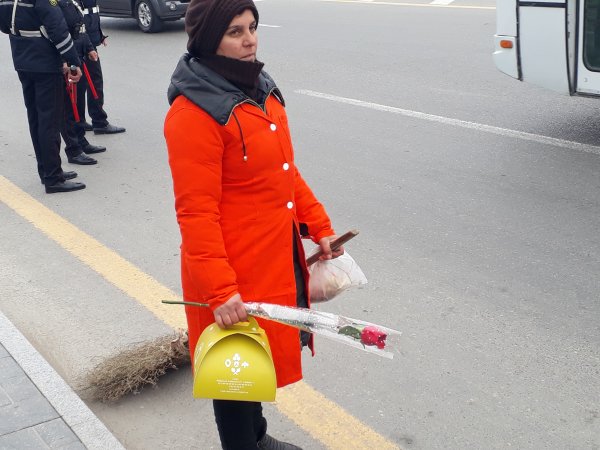 Sumqayıtda yol polisi xanımlara hədiyyələr verdi -FOTOLAR Sumqayıtda yol polisi xanımlara hədiyyələr verdi -FOTOLAR