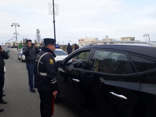 Sumqayıtda yol polisi xanımlara hədiyyələr verdi -FOTOLAR Sumqayıtda yol polisi xanımlara hədiyyələr verdi -FOTOLAR