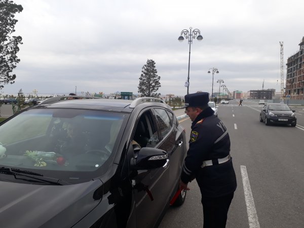 Sumqayıtda yol polisi xanımlara hədiyyələr verdi -FOTOLAR Sumqayıtda yol polisi xanımlara hədiyyələr verdi -FOTOLAR
