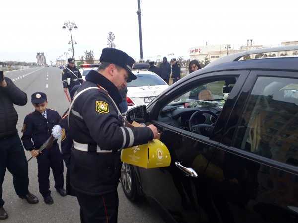 Sumqayıtda yol polisi xanımlara hədiyyələr verdi -FOTOLAR Sumqayıtda yol polisi xanımlara hədiyyələr verdi -FOTOLAR