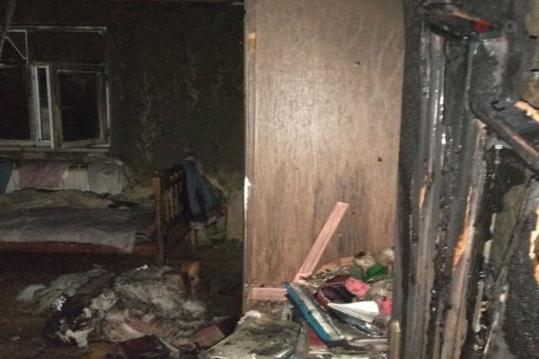 Sumqayıtda ev yanıb, azyaşlı uşaqlar xilas edilib - FOTO