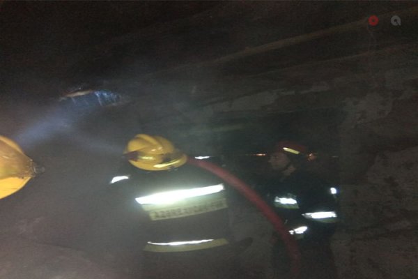 Sumqayıtda ev yanıb, azyaşlı uşaqlar xilas edilib - FOTO