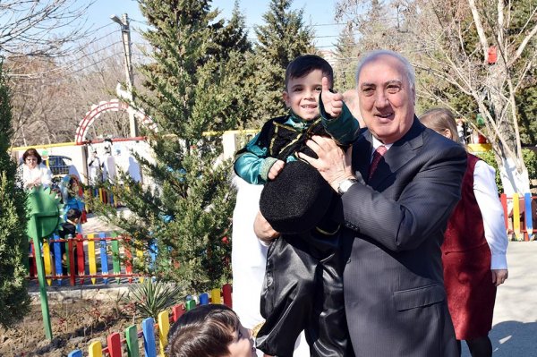 Zakir Fərəcov uşaq bağçasında  - FOTOLAR