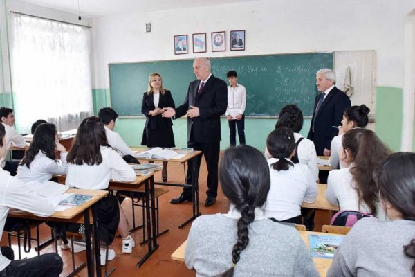 Zakir Fərəcov 4 saylı məktəbdə oldu - FOTOLAR