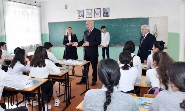 Zakir Fərəcov 4 saylı məktəbdə oldu - FOTOLAR