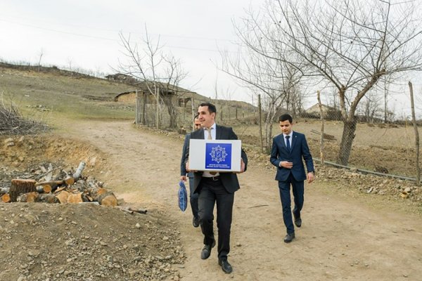 Heydər Əliyev Fondu aztəminatlı ailələrə Novruz sovqatı paylayır