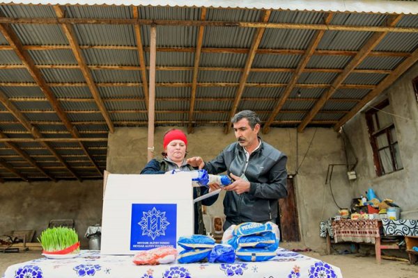 Heydər Əliyev Fondu aztəminatlı ailələrə Novruz sovqatı paylayır
