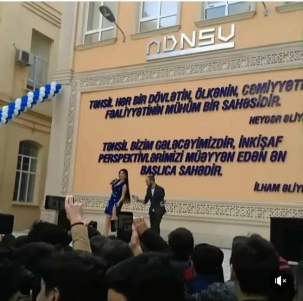 Afaq Aslan tələbələrin qarşısına bu geyimdə çıxdı -  VİDEO (FOTOLAR)