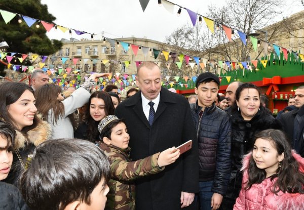 Prezidentlə xanımının bayram gəzintisindən FOTOLAR