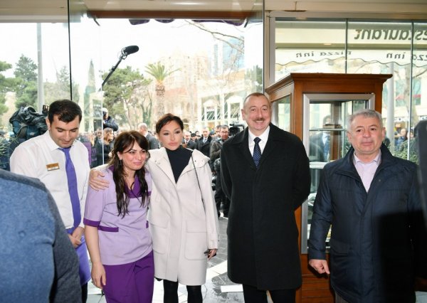 Prezidentlə xanımının bayram gəzintisindən FOTOLAR