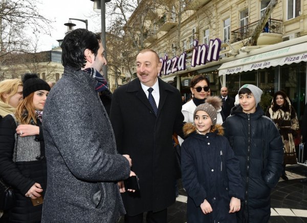 Prezidentlə xanımının bayram gəzintisindən FOTOLAR