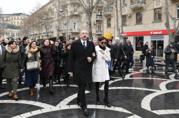 Prezidentlə xanımının bayram gəzintisindən FOTOLAR