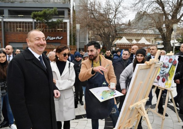 Prezidentlə xanımının bayram gəzintisindən FOTOLAR