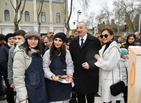 Prezidentlə xanımının bayram gəzintisindən FOTOLAR