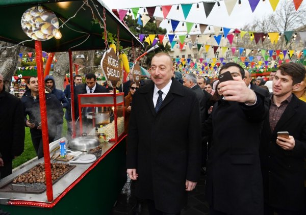 Prezidentlə xanımının bayram gəzintisindən FOTOLAR