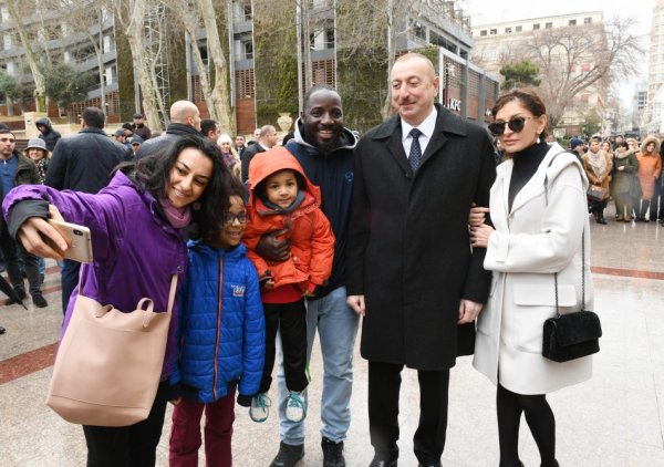Prezidentlə xanımının bayram gəzintisindən FOTOLAR