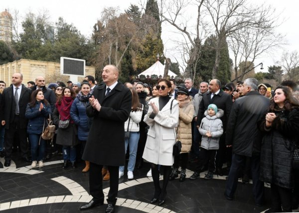 Prezidentlə xanımının bayram gəzintisindən FOTOLAR