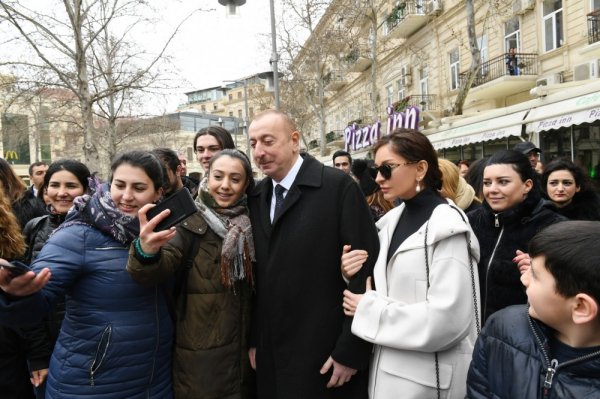 Prezidentlə xanımının bayram gəzintisindən FOTOLAR
