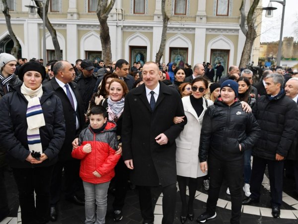 Prezidentlə xanımının bayram gəzintisindən FOTOLAR