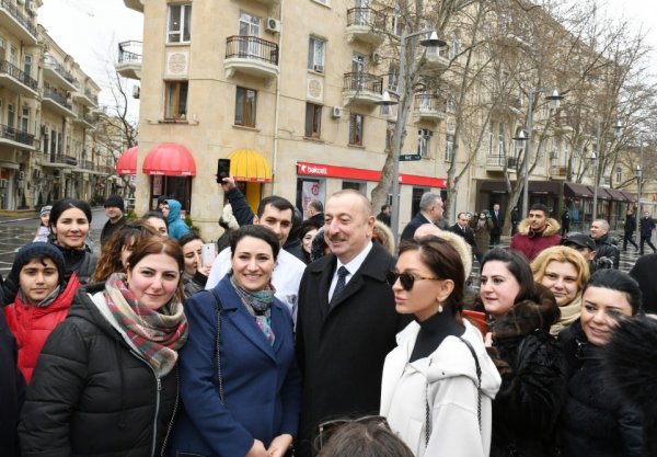 Prezidentlə xanımının bayram gəzintisindən FOTOLAR