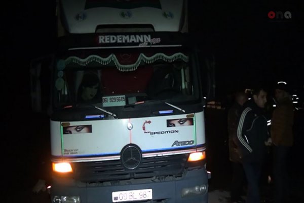 Azərbaycanda faciə: yük maşını ilə toqquşub, yanaraq öldülər