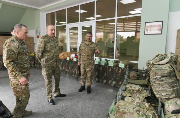 İlham Əliyev hərbi hissədə - FOTOLAR