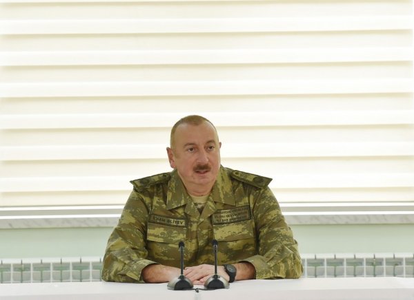 İlham Əliyev hərbi hissədə - FOTOLAR