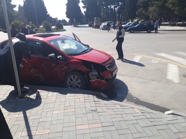 Sumqayıtda qadın sürücülər qəza törətdi: yaralı var - FOTOLAR