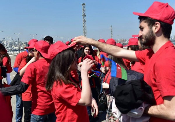 Azərbaycan 10 milyon - FOTO Azərbaycan 10 milyon - FOTO
