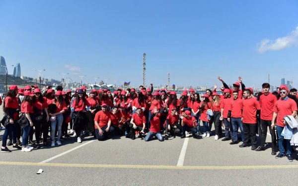 Azərbaycan 10 milyon - FOTO Azərbaycan 10 milyon - FOTO