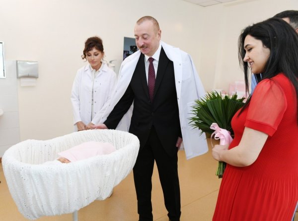 Prezident və birinci xanım 10 milyonuncu sakininin valideynləri ilə görüşüblər - FOTOLAR