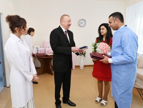 Prezident və birinci xanım 10 milyonuncu sakininin valideynləri ilə görüşüblər - FOTOLAR