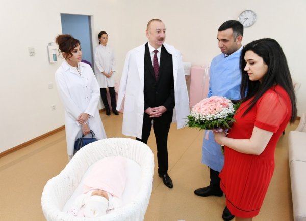 Prezident və birinci xanım 10 milyonuncu sakininin valideynləri ilə görüşüblər - FOTOLAR