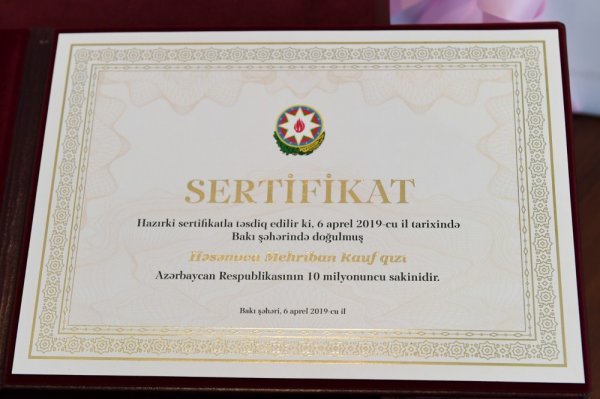 Prezident və birinci xanım 10 milyonuncu sakininin valideynləri ilə görüşüblər - FOTOLAR