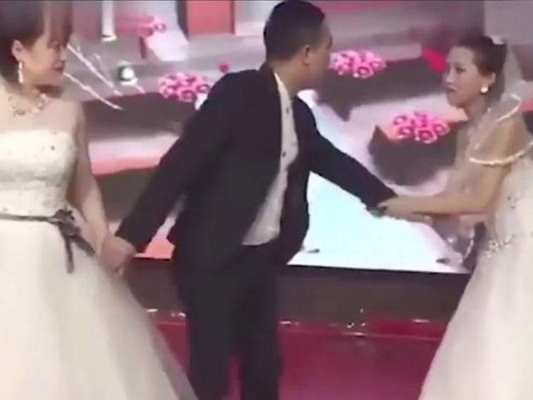 Bəyin köhnə sevgilisi gəlinlik geyinib, toya gəldi - VİDEO (FOTO)