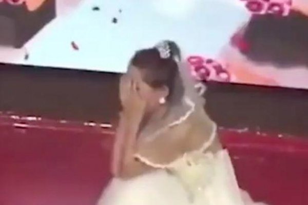 Bəyin köhnə sevgilisi gəlinlik geyinib, toya gəldi - VİDEO (FOTO)