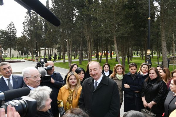Prezident və xanımı parkda sakinlərlə bir arada - FOTOLAR Prezident və xanımı parkda sakinlərlə bir arada - FOTOLAR