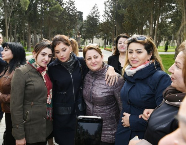 Prezident və xanımı parkda sakinlərlə bir arada - FOTOLAR Prezident və xanımı parkda sakinlərlə bir arada - FOTOLAR