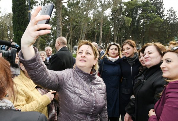 Prezident və xanımı parkda sakinlərlə bir arada - FOTOLAR Prezident və xanımı parkda sakinlərlə bir arada - FOTOLAR