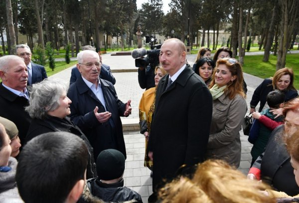 Prezident və xanımı parkda sakinlərlə bir arada - FOTOLAR Prezident və xanımı parkda sakinlərlə bir arada - FOTOLAR