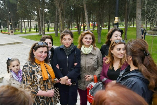 Prezident və xanımı parkda sakinlərlə bir arada - FOTOLAR Prezident və xanımı parkda sakinlərlə bir arada - FOTOLAR
